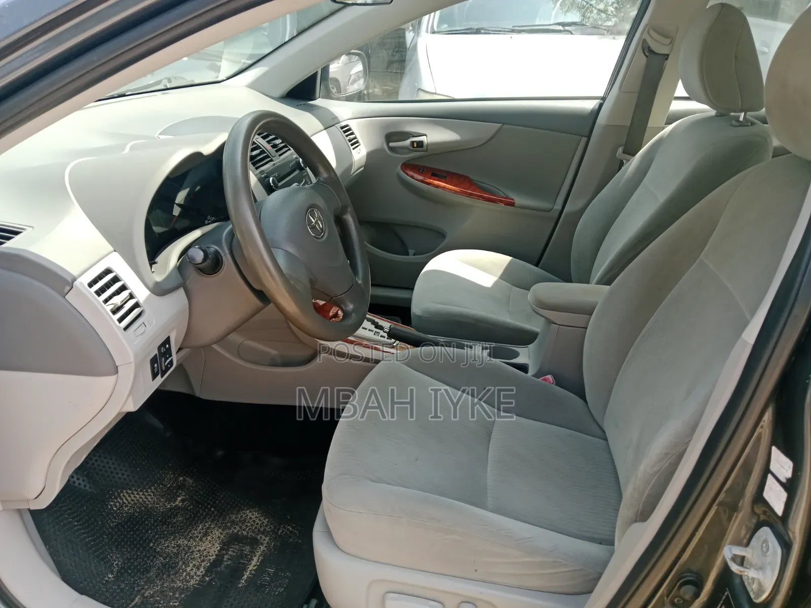 Toyota Corolla LE 4dr Sedan (1.8L 4cyl 4A) 2010 Gray