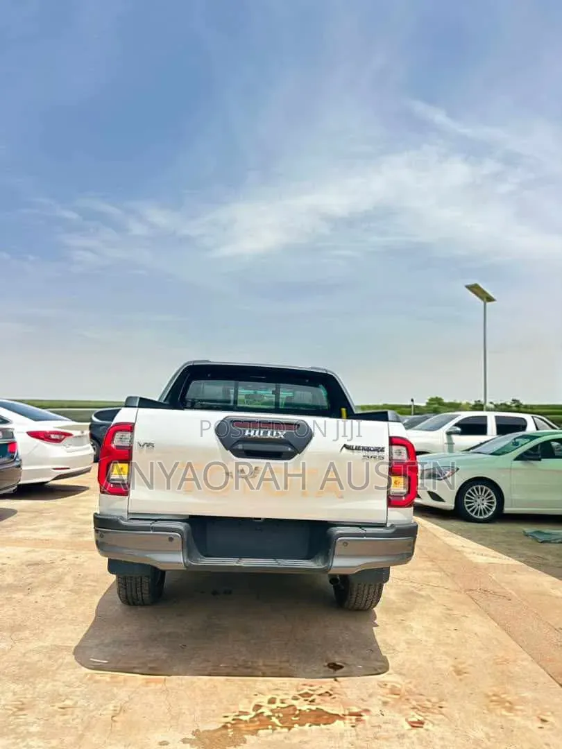 New Toyota Hilux 2025 White