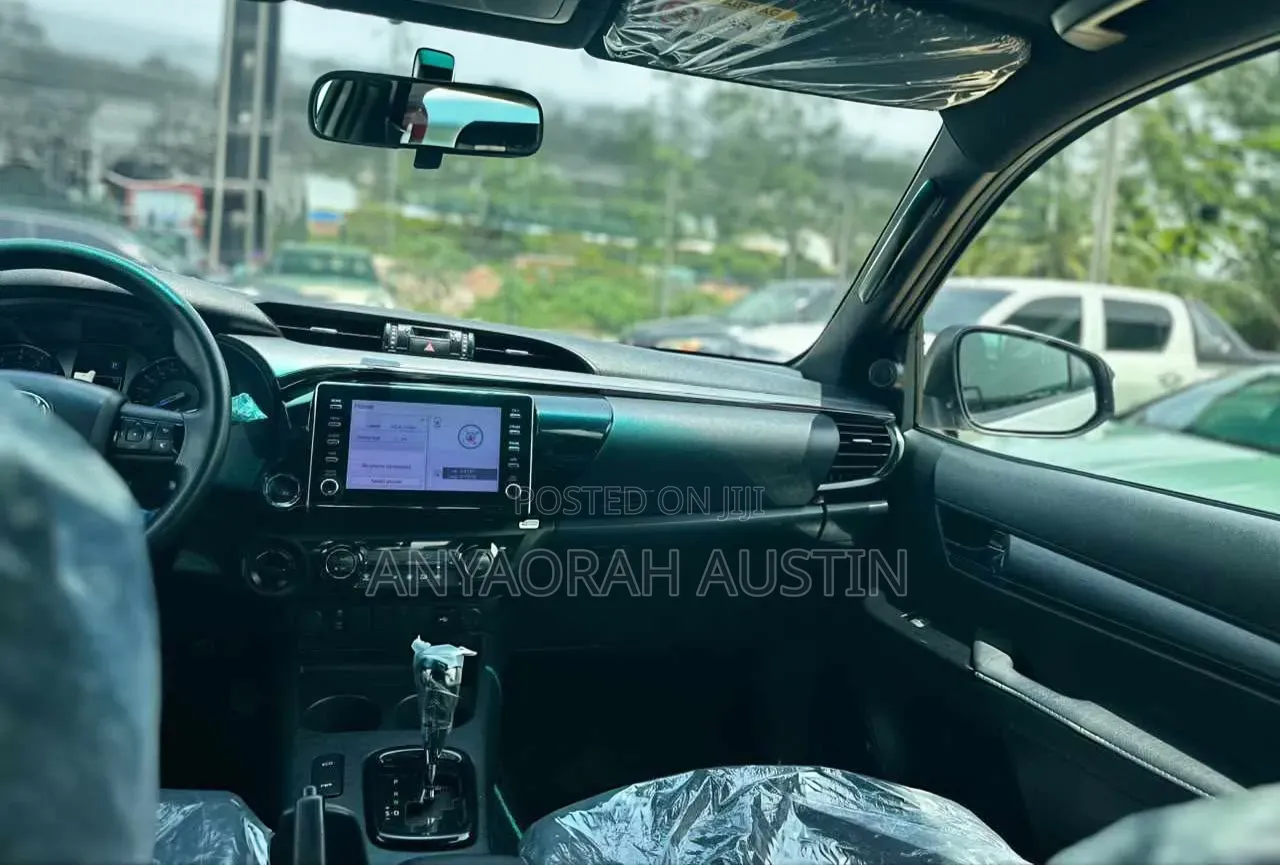 New Toyota Hilux 2025 White