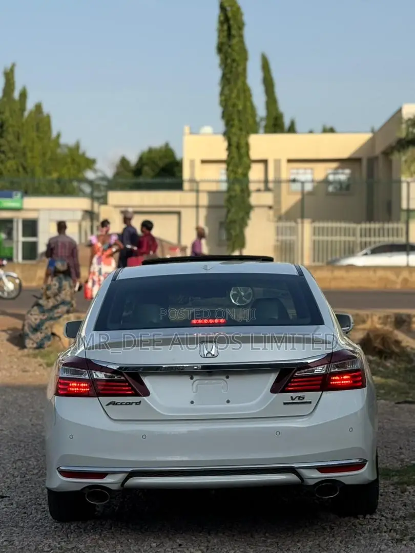 Honda Accord Touring V6 4dr Sedan FWD (3.5L 6cyl 6A) 2017 White