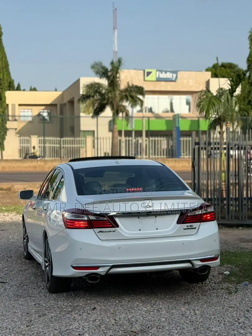 Honda Accord Touring V6 4dr Sedan FWD (3.5L 6cyl 6A) 2017 White
