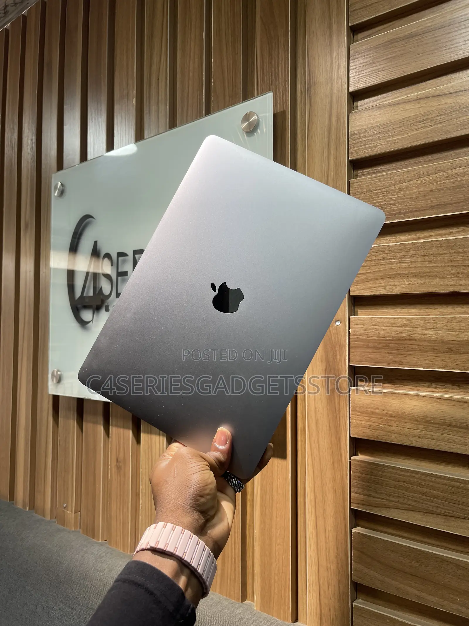 Laptop Apple MacBook Pro 2022 M2 8GB Apple M2 SSD 256GB