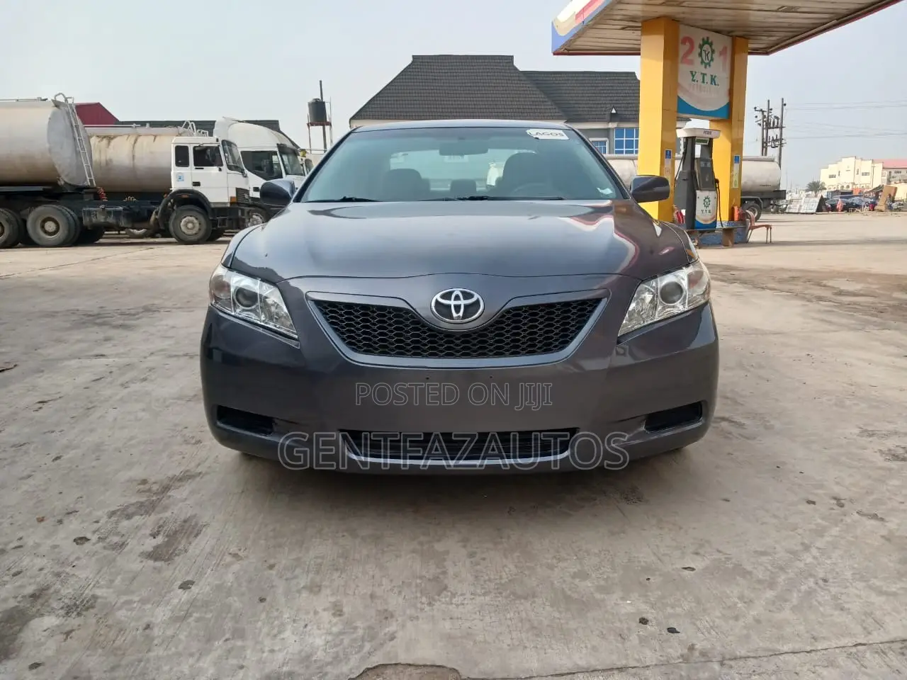 Toyota Camry LE 4dr Sedan (2.5L 4cyl 6A) 2011 Gray
