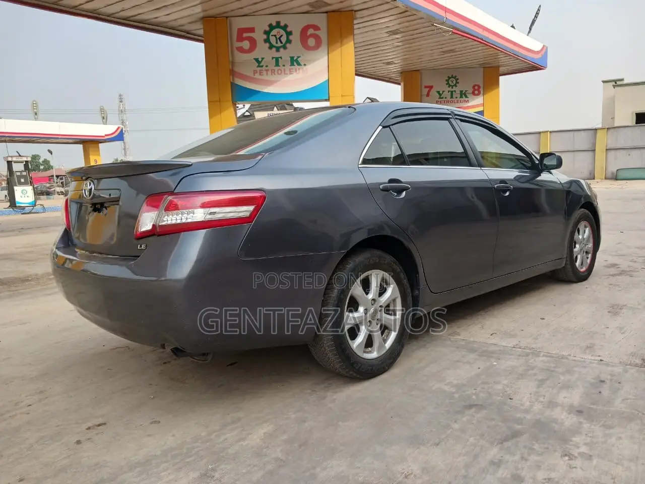 Toyota Camry LE 4dr Sedan (2.5L 4cyl 6A) 2011 Gray
