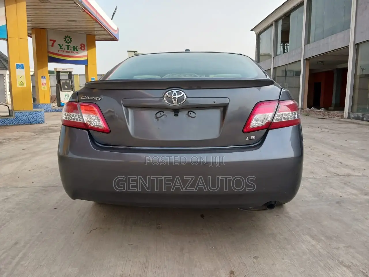 Toyota Camry LE 4dr Sedan (2.5L 4cyl 6A) 2011 Gray