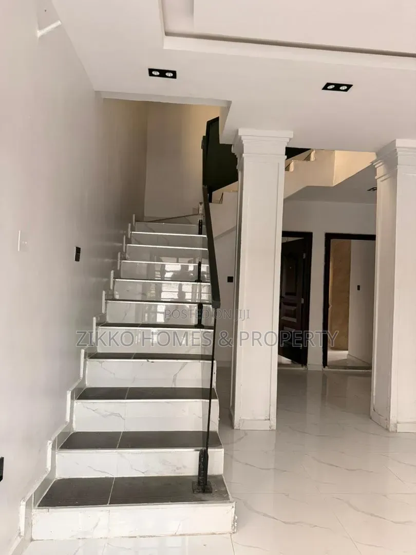 5bdrm Duplex in Sangotedo for sale