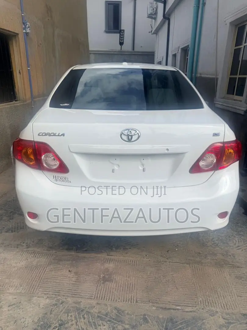 Toyota Corolla LE 4dr Sedan (1.8L 4cyl 4A) 2010 White