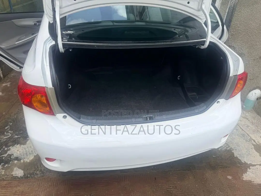 Toyota Corolla LE 4dr Sedan (1.8L 4cyl 4A) 2010 White