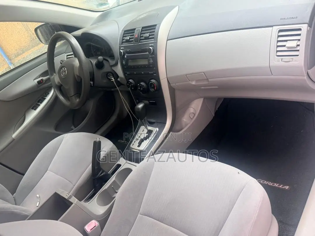 Toyota Corolla LE 4dr Sedan (1.8L 4cyl 4A) 2010 White