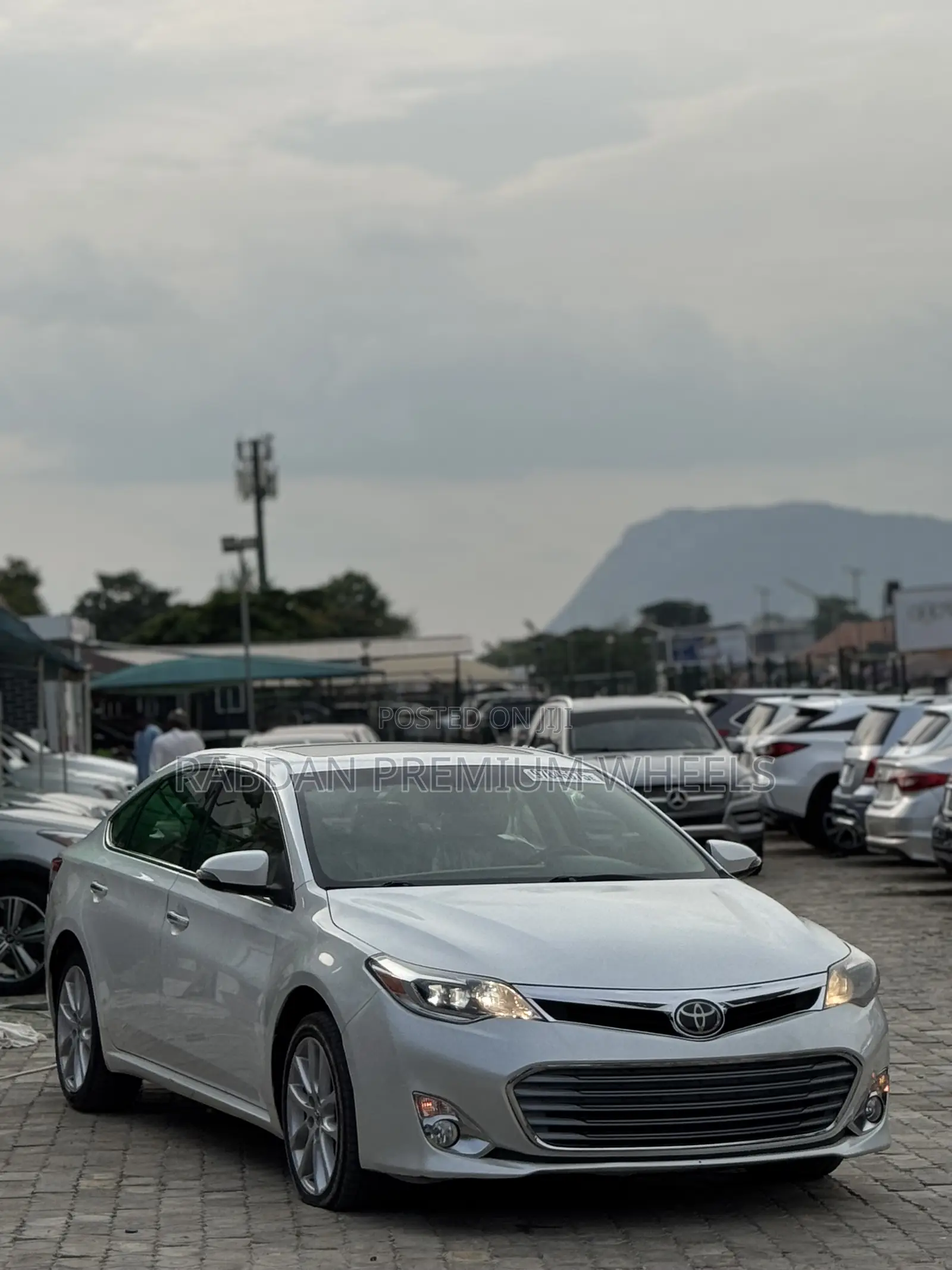 Toyota Avalon Limited 4dr Sedan (3.5L 6cyl 6A) 2014 White