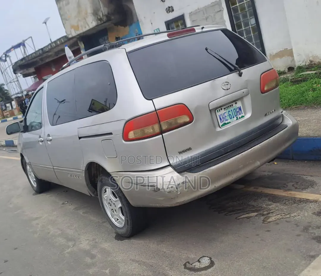 Toyota Sienna 2002 Silver