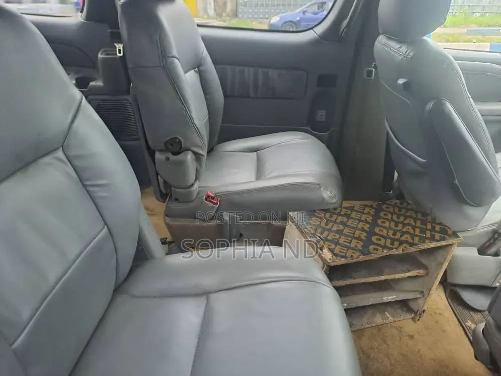 Toyota Sienna 2002 Silver