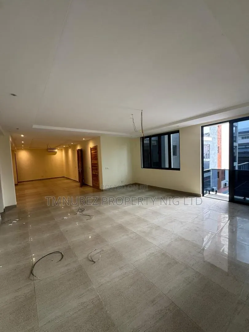 3bdrm Apartment in Lekki Phase 1 for rent