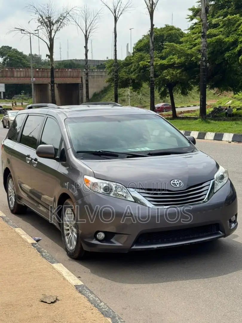 Toyota Sienna 2015 Maroon