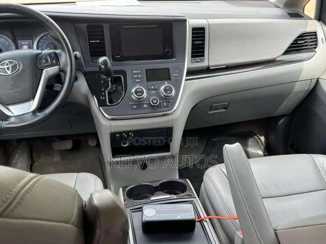 Toyota Sienna 2015 Maroon