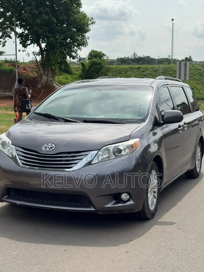 Toyota Sienna 2015 Maroon