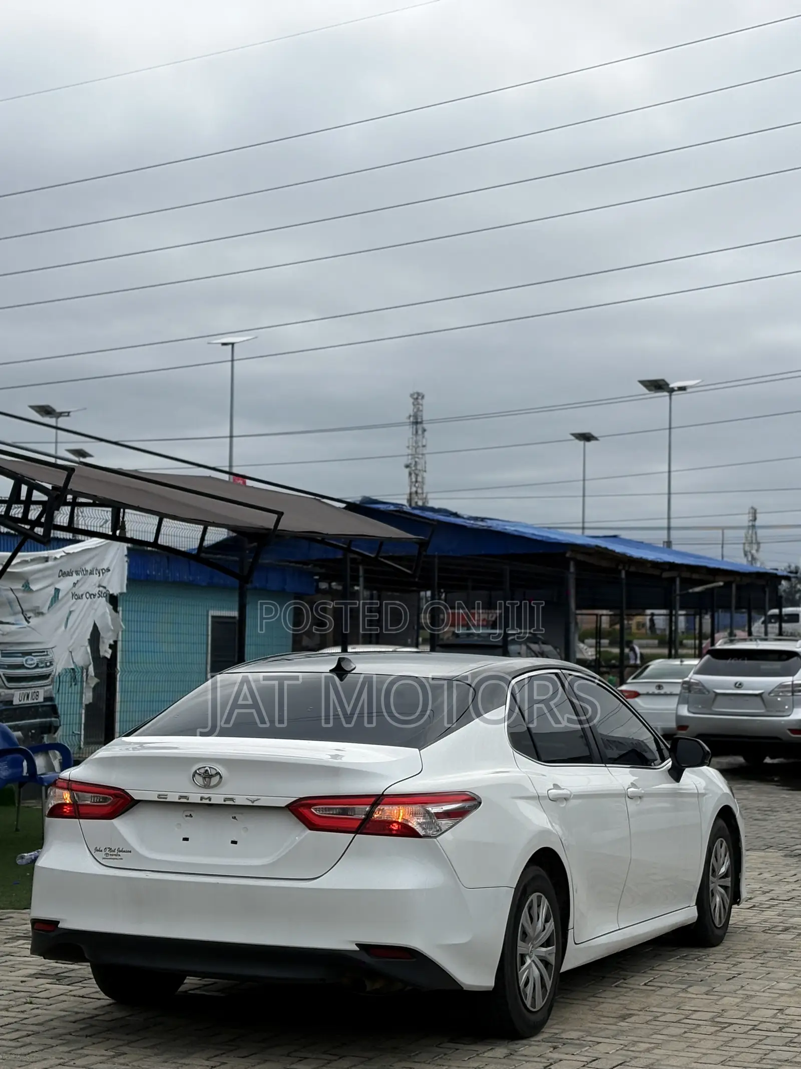 Toyota Camry LE FWD (2.5L 4cyl 8AM) 2018 White
