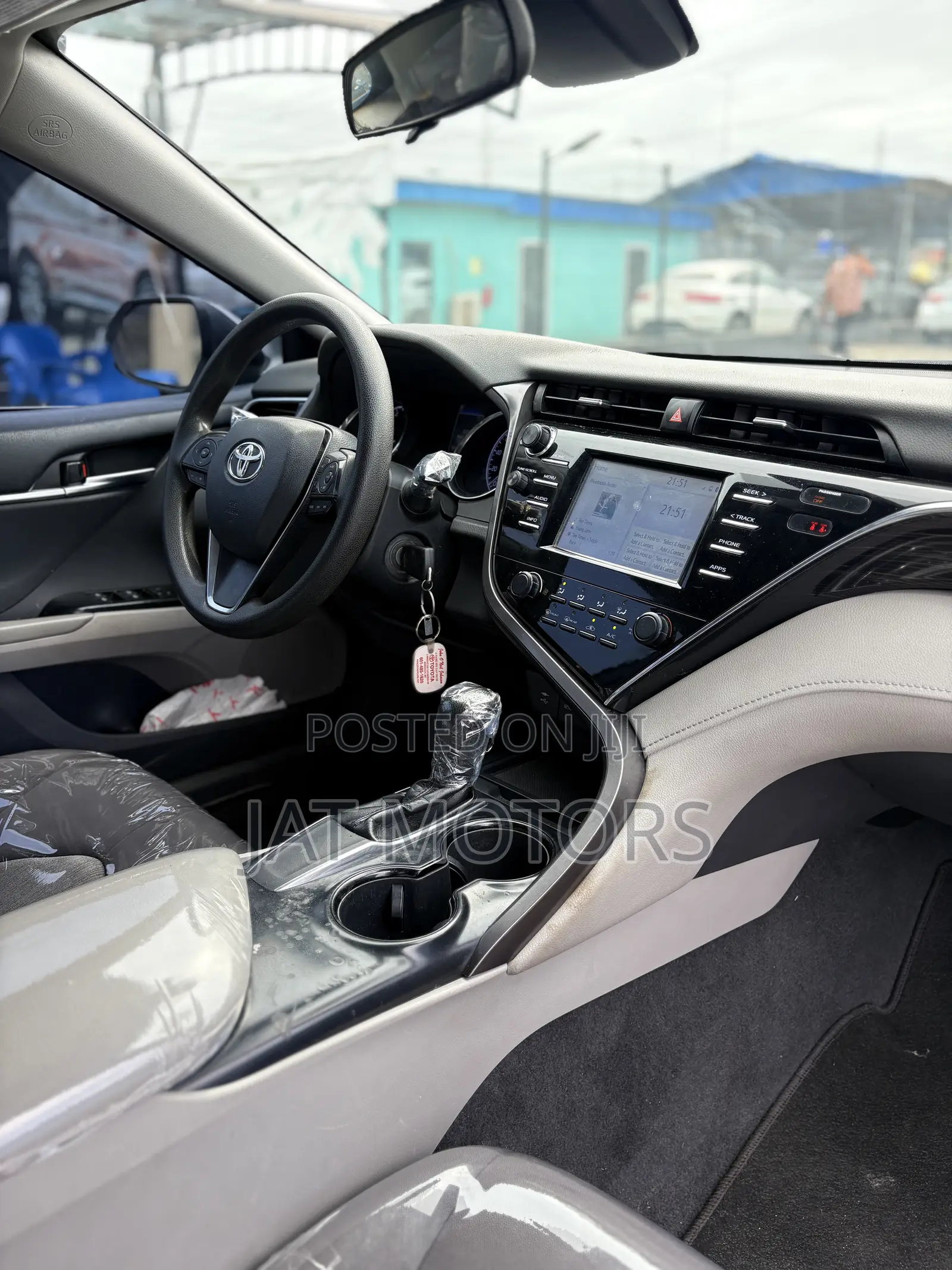 Toyota Camry LE FWD (2.5L 4cyl 8AM) 2018 White