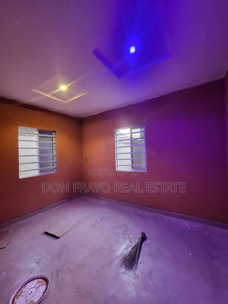 8bdrm Apartment in Elebu Oluyole, Akala Express for sale