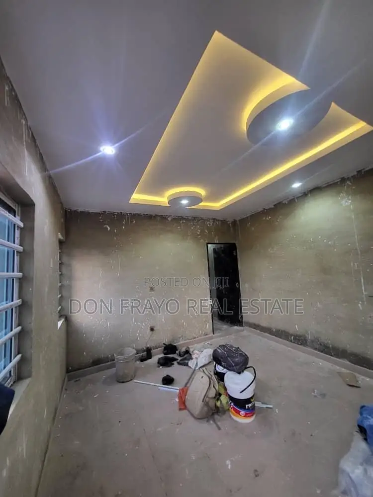 8bdrm Apartment in Elebu Oluyole, Akala Express for sale