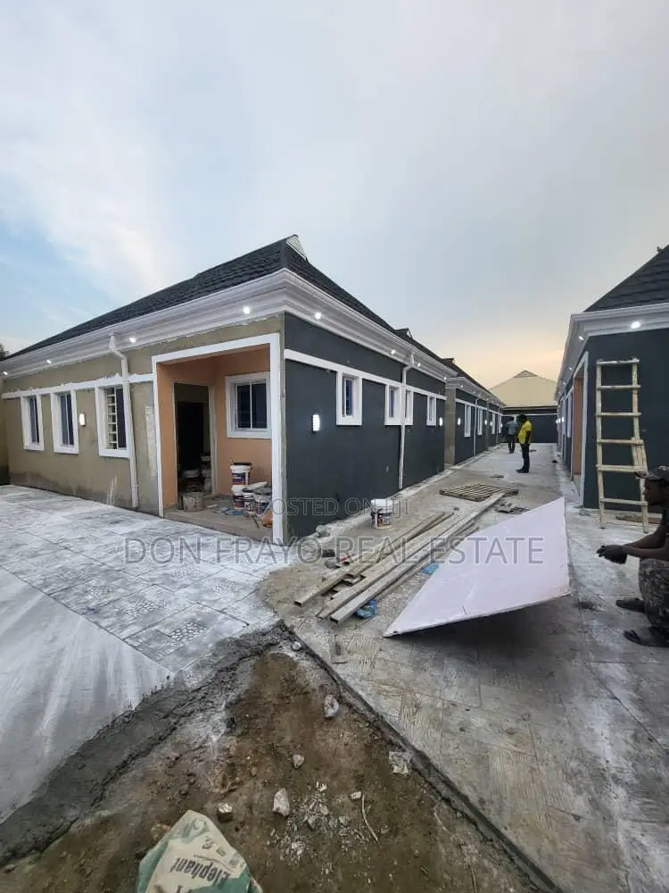 8bdrm Apartment in Elebu Oluyole, Akala Express for sale