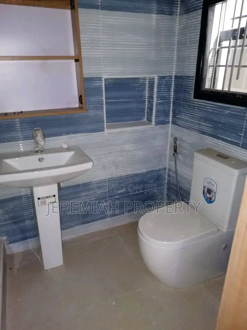 5bdrm Duplex in Omole Estate Phase I, Berger for sale