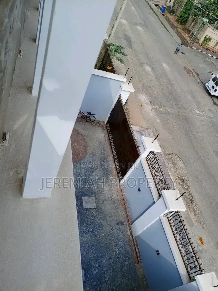5bdrm Duplex in Omole Estate Phase I, Berger for sale
