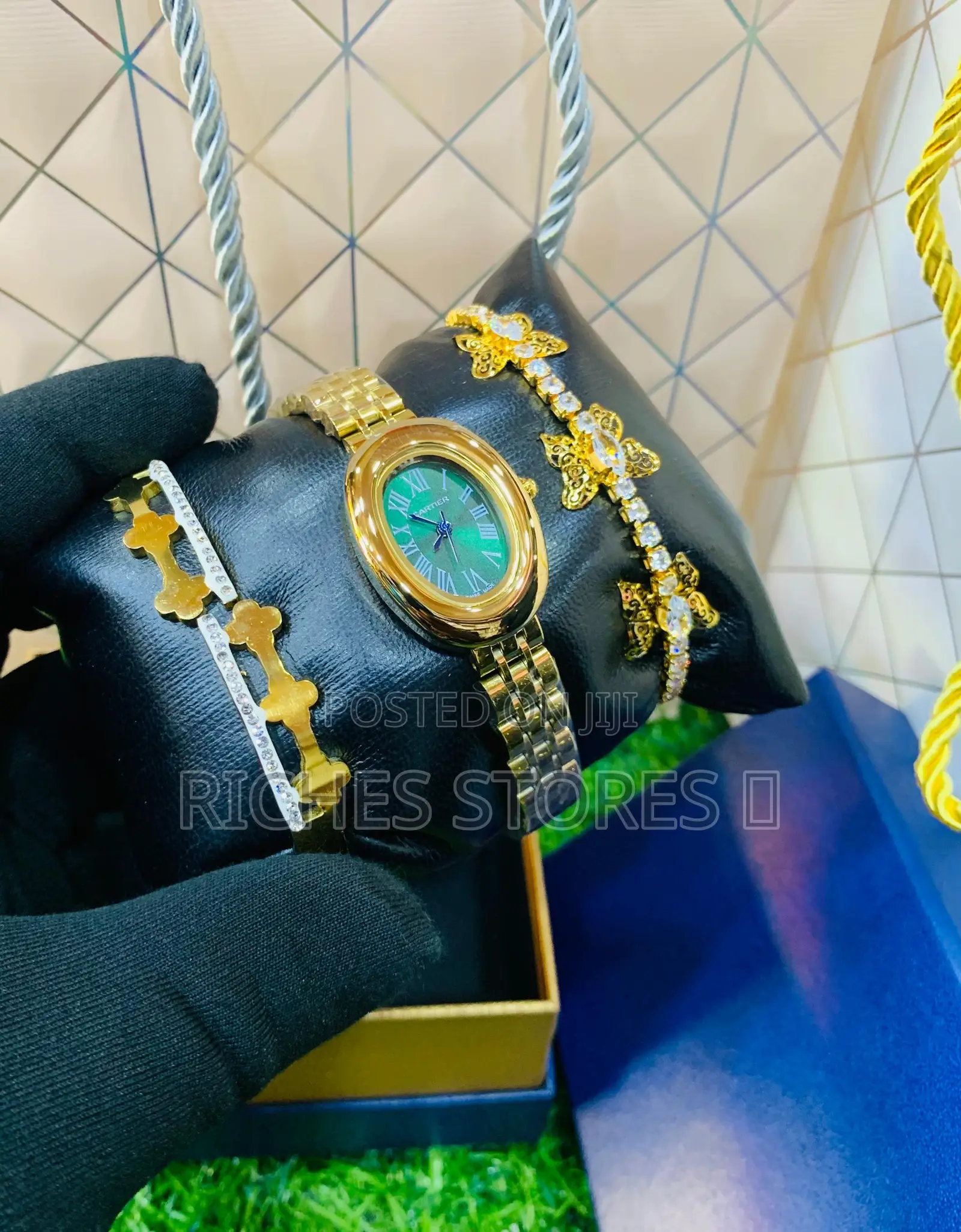 High Quality Ladies Chain Set Watch With Carrier Bag