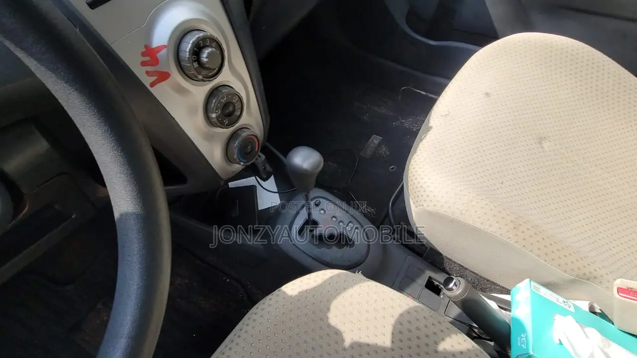 Toyota Yaris 2010 Silver