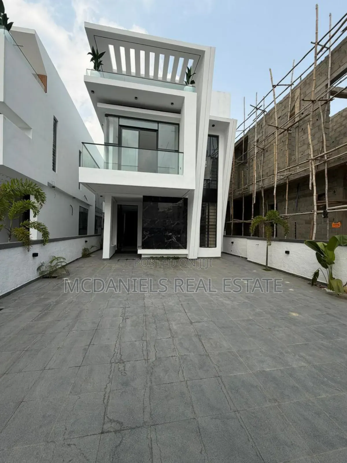 5bdrm Duplex in Chevron for sale