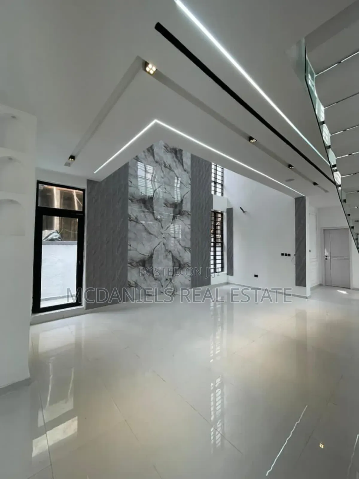 5bdrm Duplex in Chevron for sale