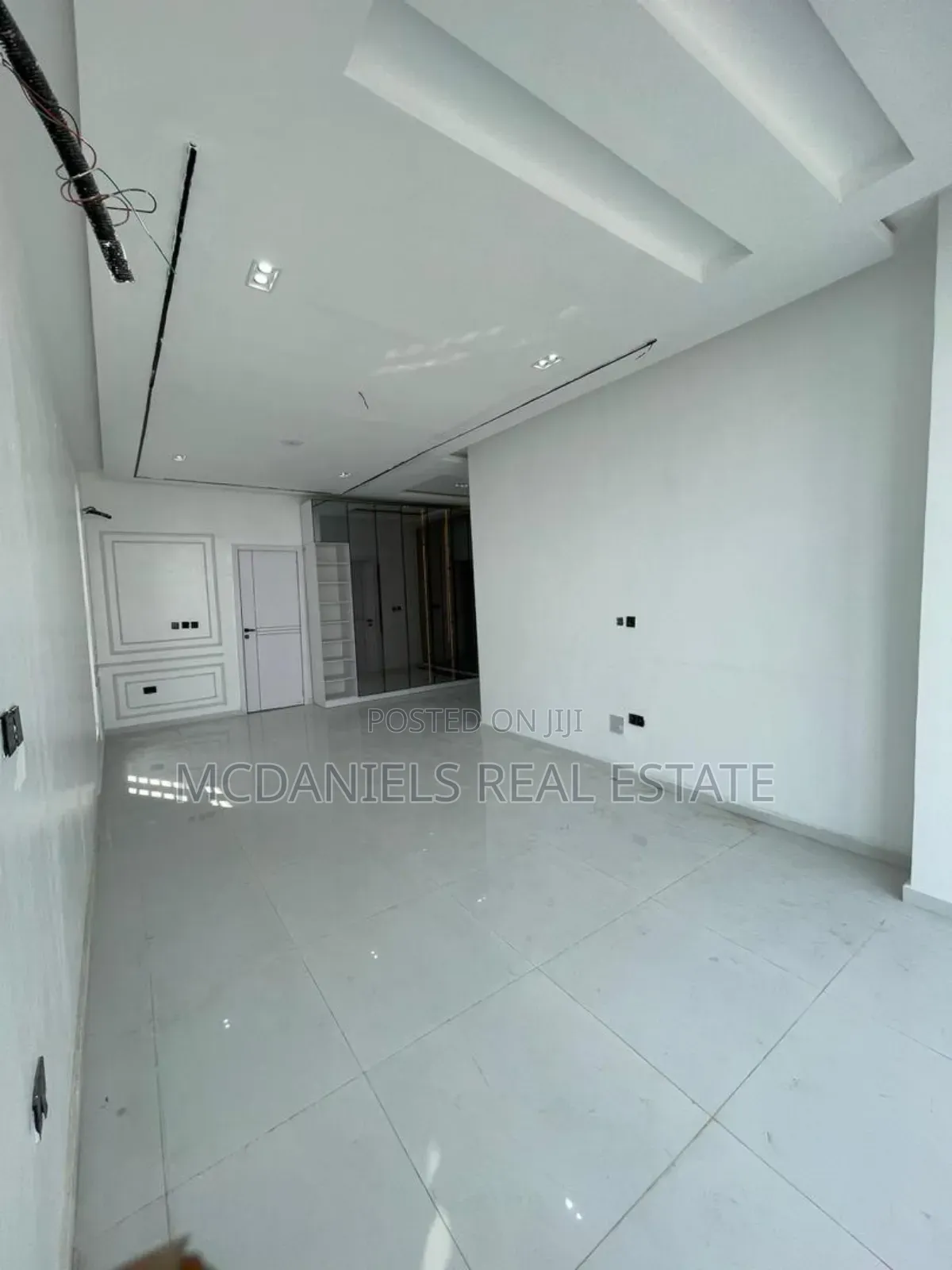 5bdrm Duplex in Chevron for sale
