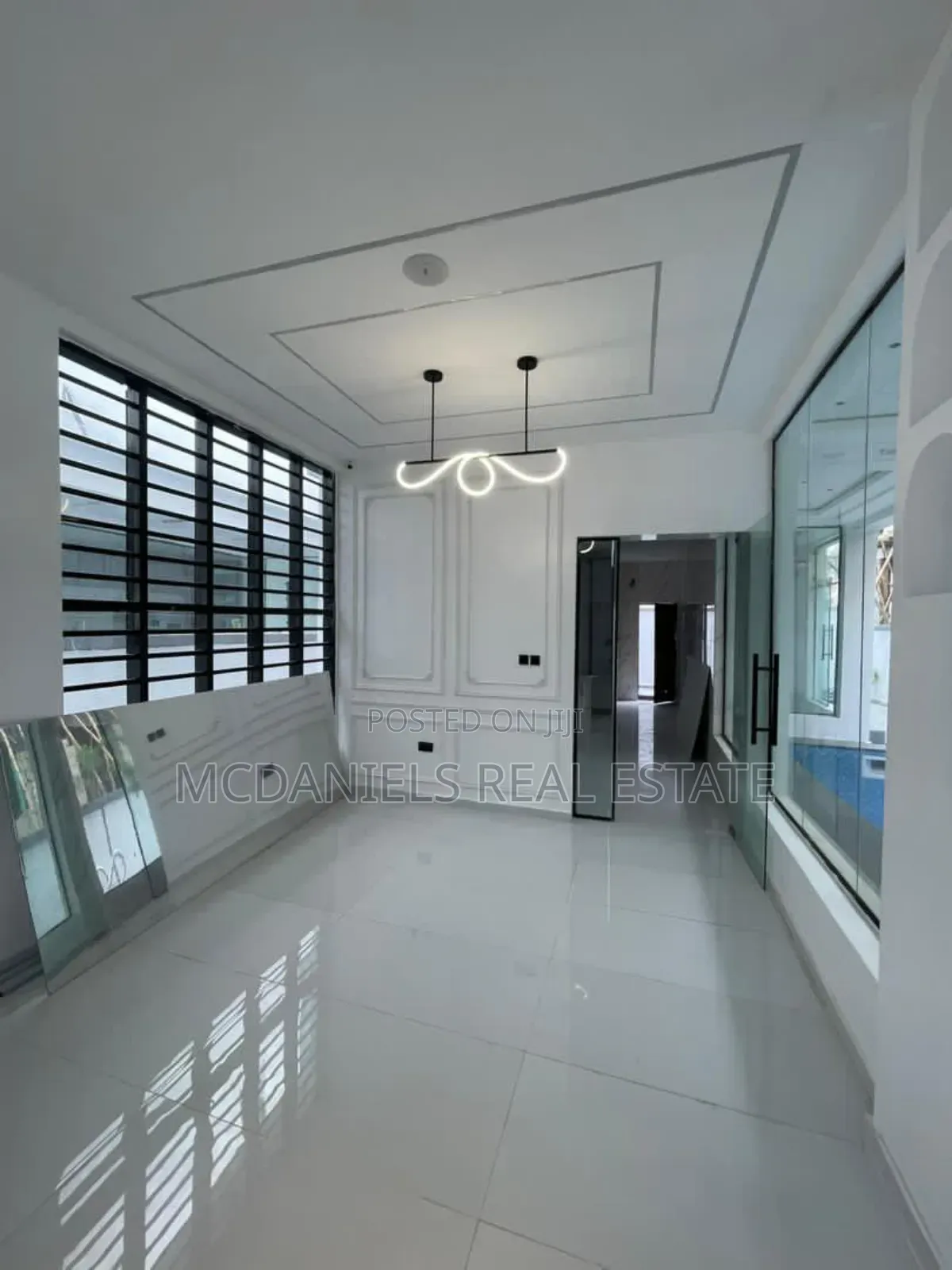 5bdrm Duplex in Chevron for sale