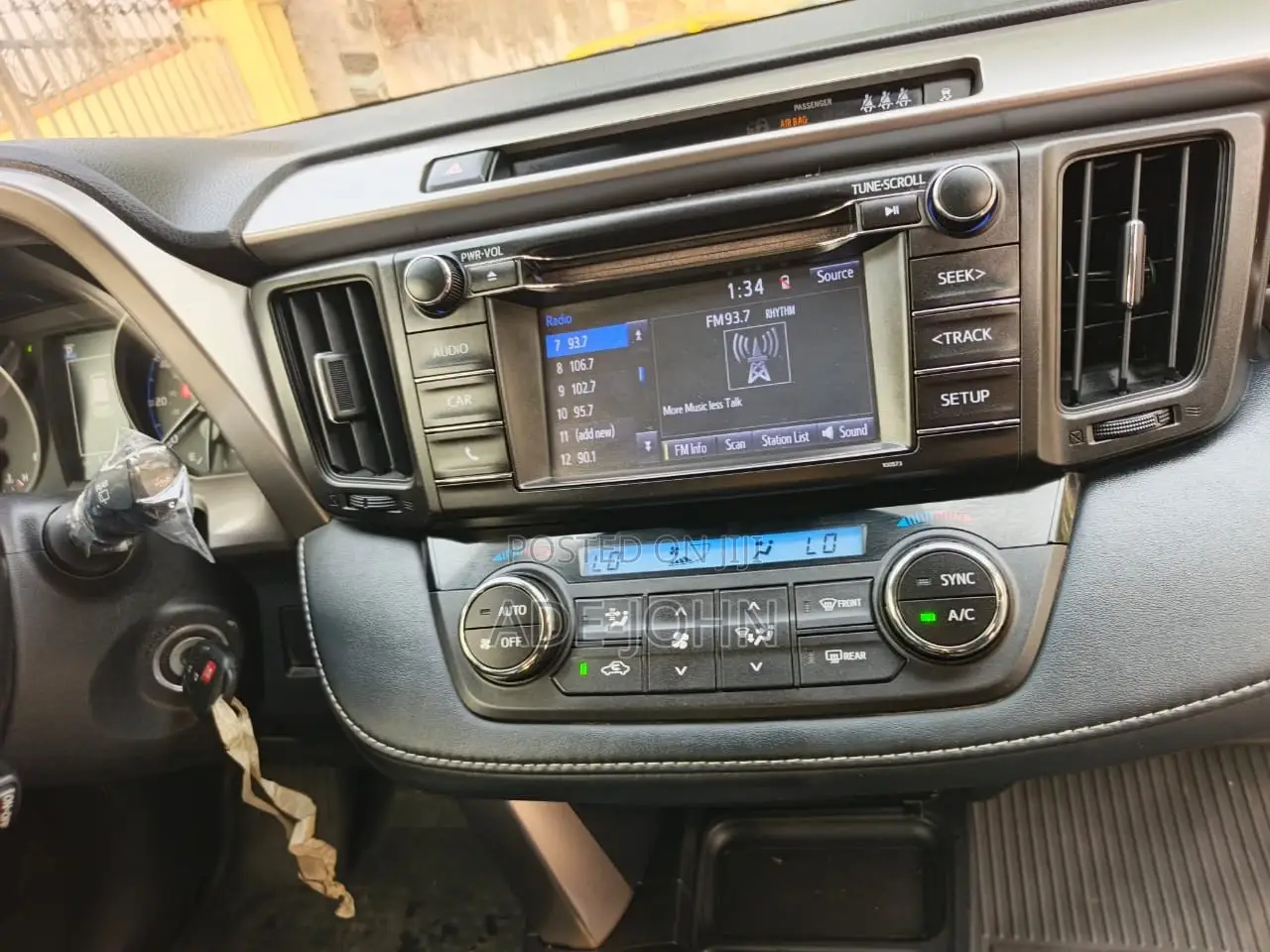 Toyota RAV4 XLE 4dr SUV (2.5L 4cyl 6A) 2018 Gray