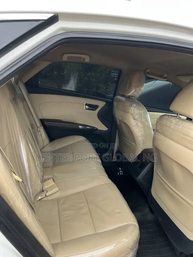 Toyota Avalon XLE 4dr Sedan (3.5L 6cyl 6A) 2015 White