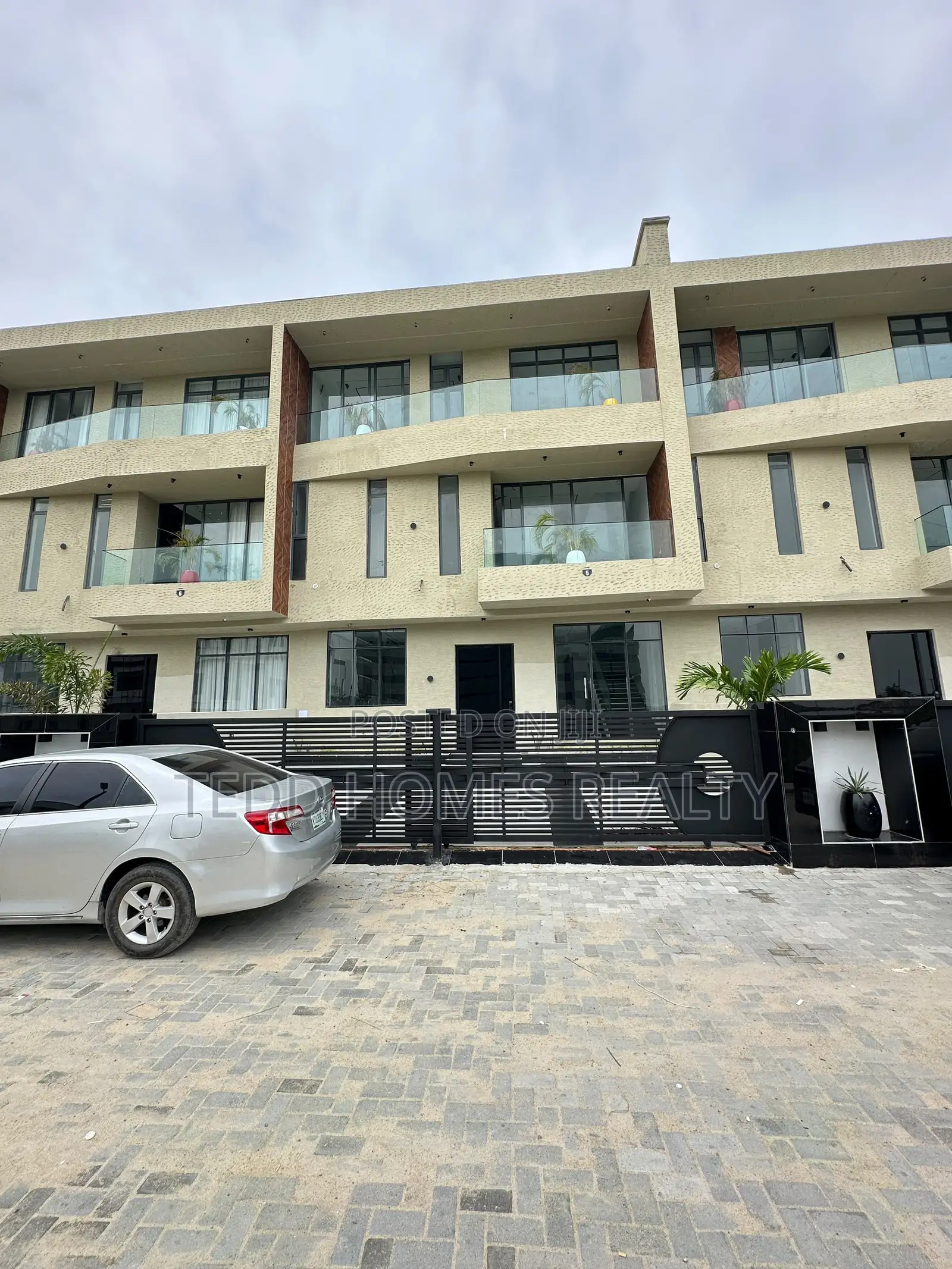 5bdrm Duplex in Lekki for sale