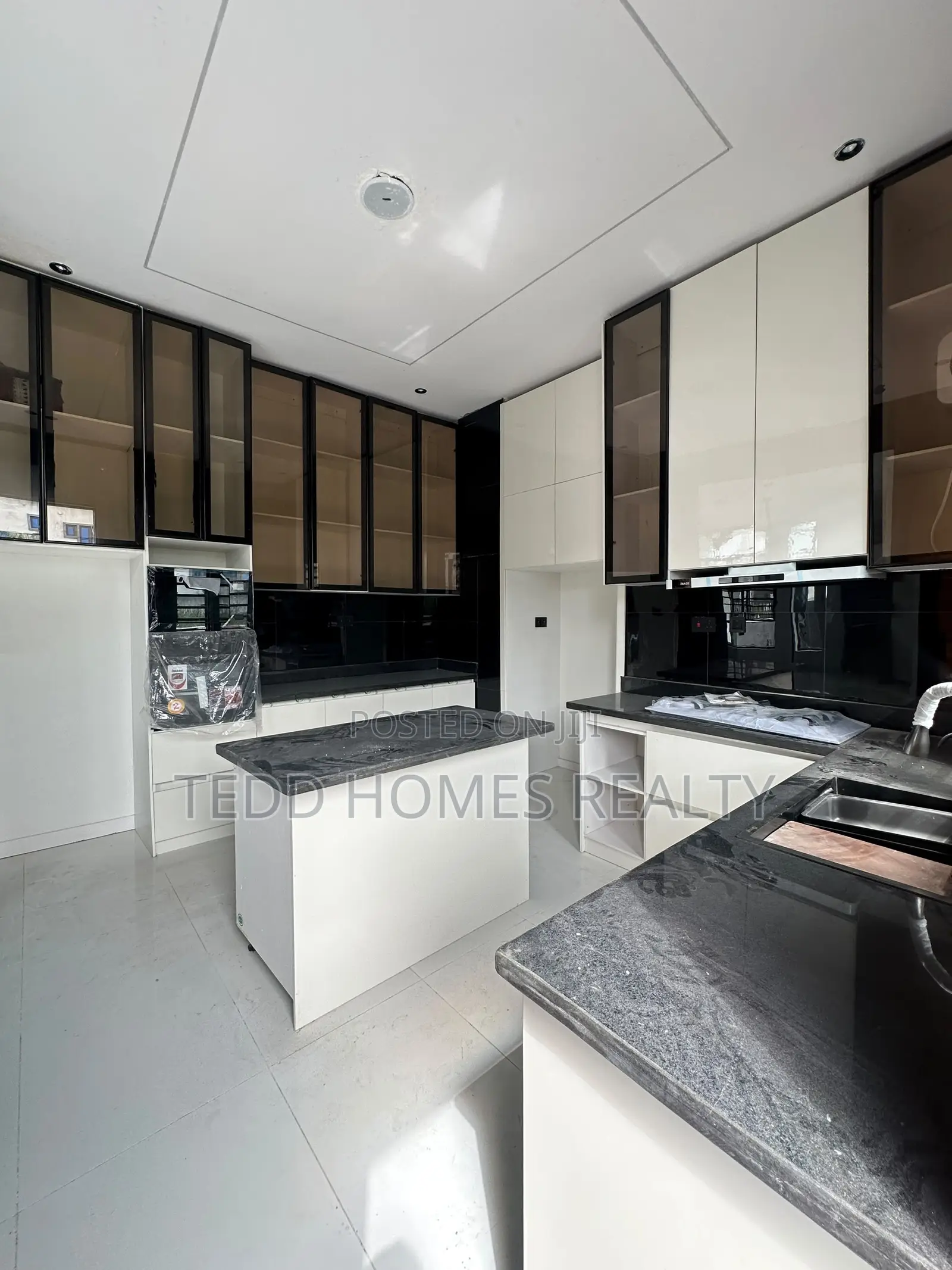 4bdrm Duplex in Ikota for sale
