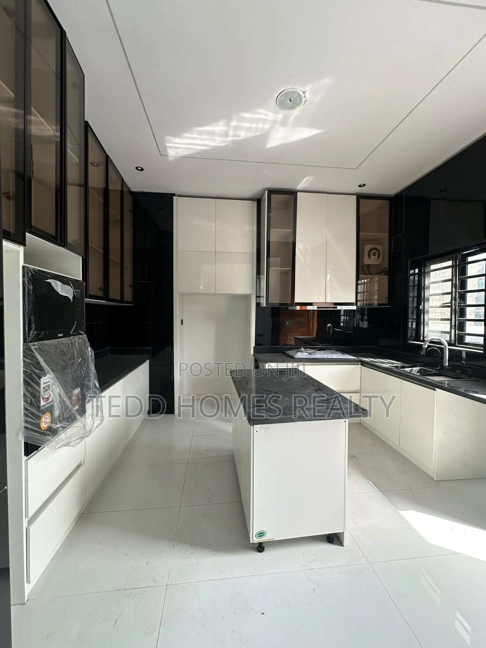 4bdrm Duplex in Ikota for sale