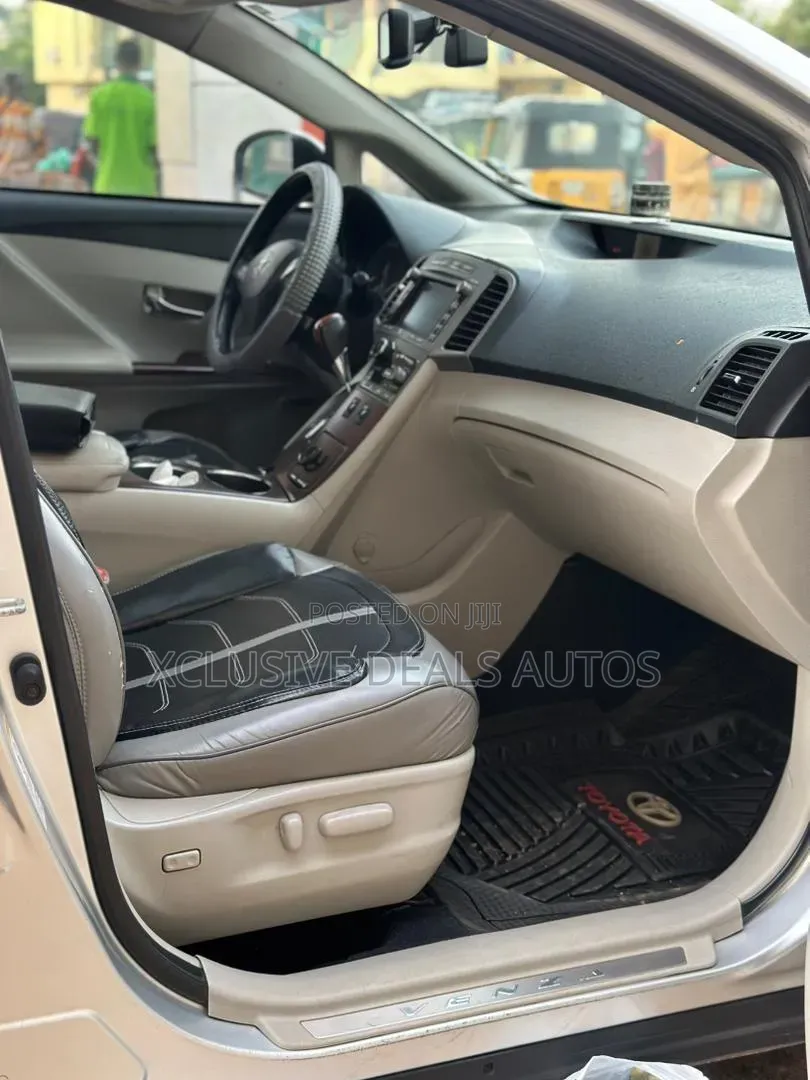 Toyota Venza 2011 Silver