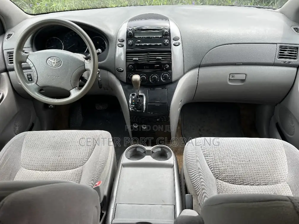 Toyota Sienna LE FWD 2006 White