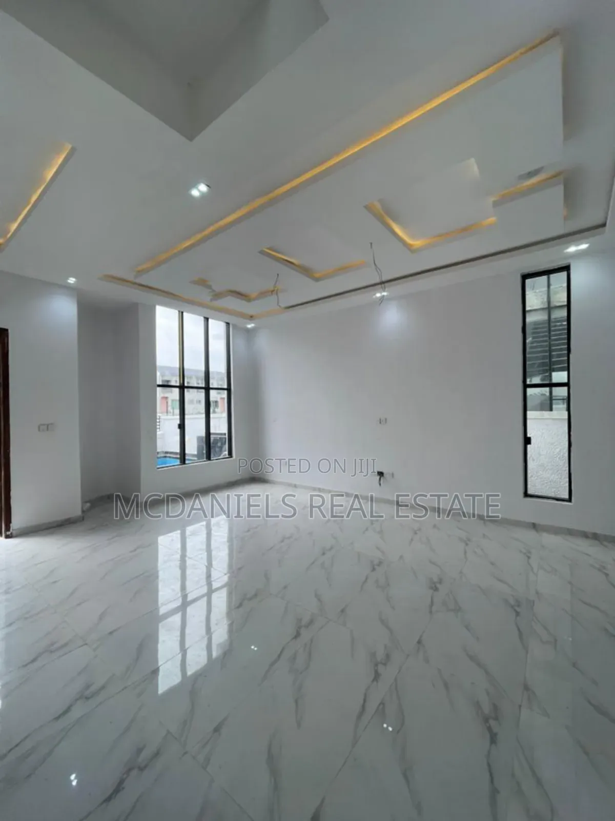 4bdrm Duplex in Chevron for sale