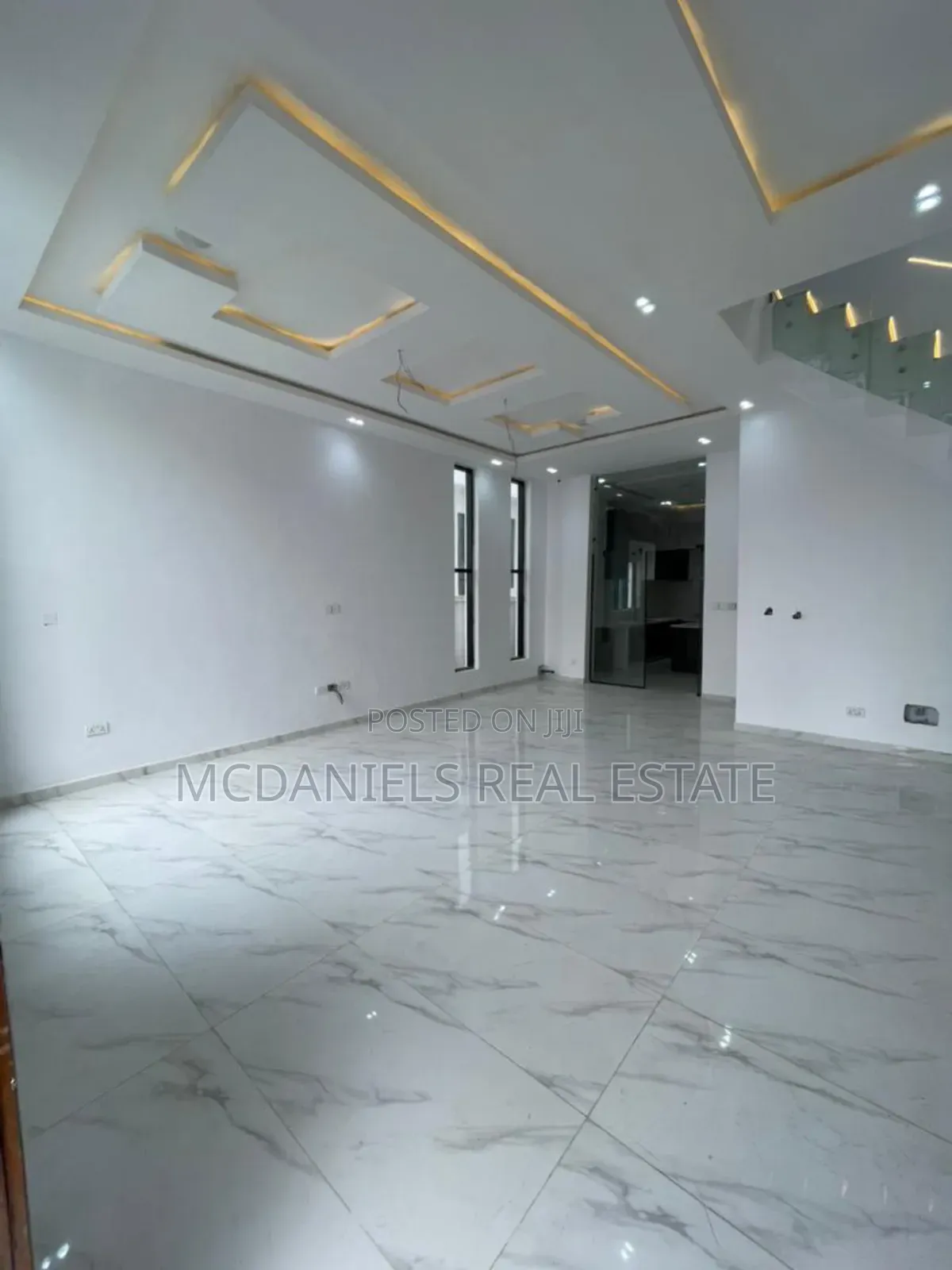 4bdrm Duplex in Chevron for sale