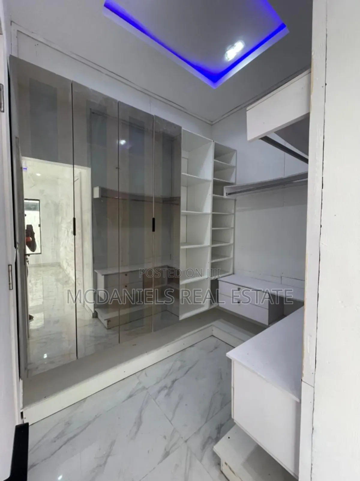 4bdrm Duplex in Chevron for sale