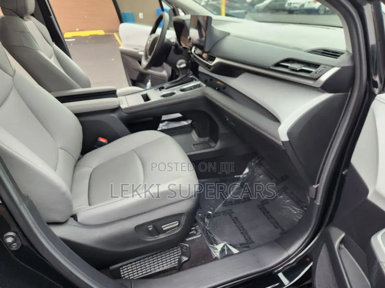 Toyota Sienna XLE 7-Passenger 2025 Black
