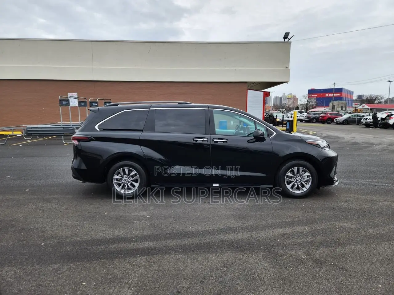 Toyota Sienna XLE 7-Passenger 2025 Black
