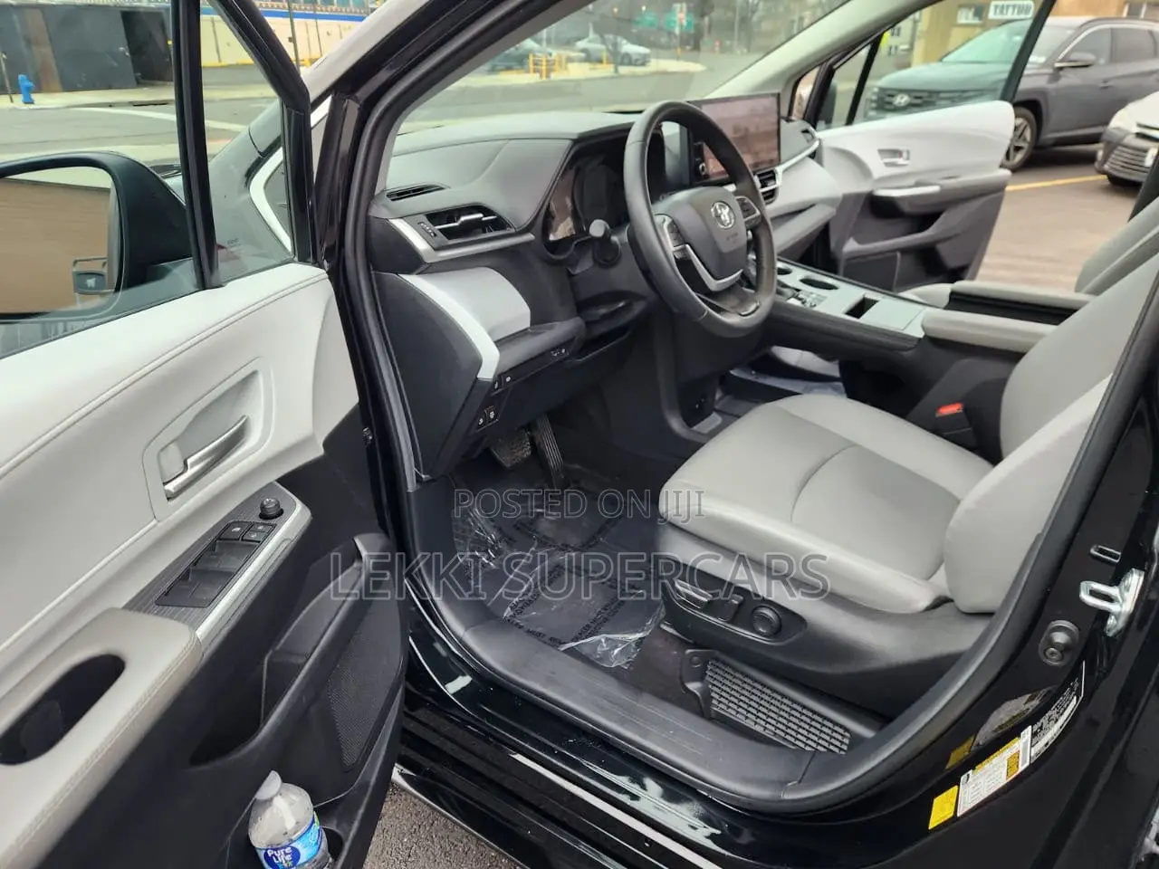 Toyota Sienna XLE 7-Passenger 2025 Black
