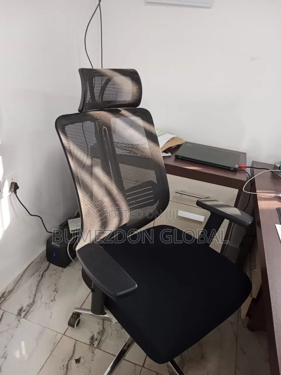 Ergonomic Mesh Office Chair With Headrest ><