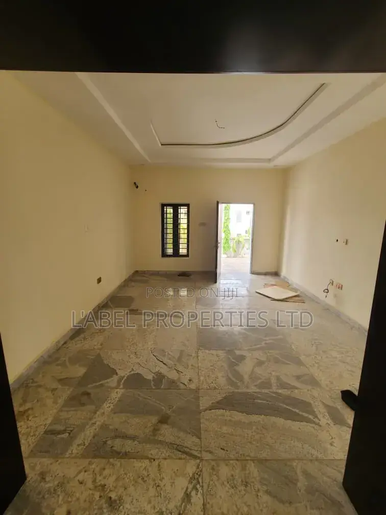 3bdrm Block of Flats in Standard Estate for rent