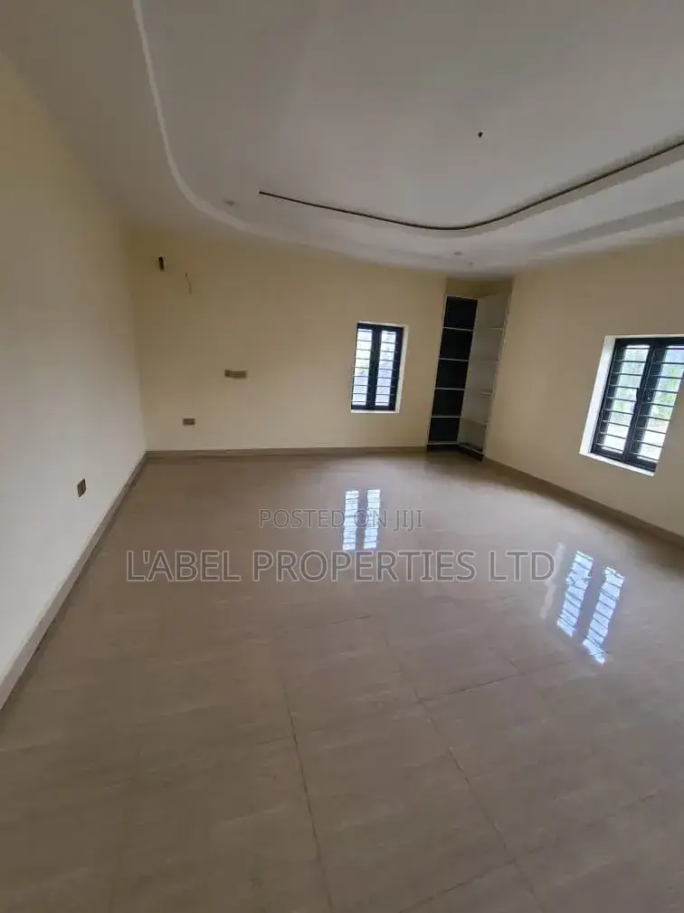 3bdrm Block of Flats in Standard Estate for rent