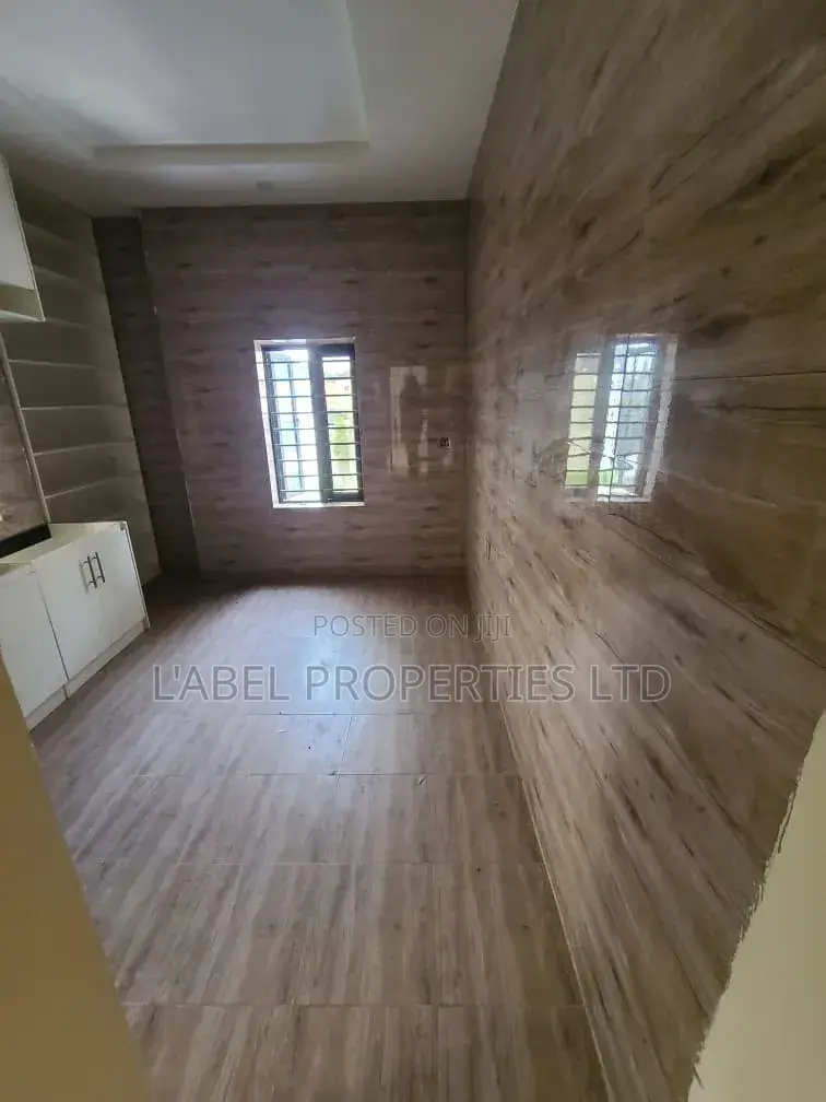 3bdrm Block of Flats in Standard Estate for rent